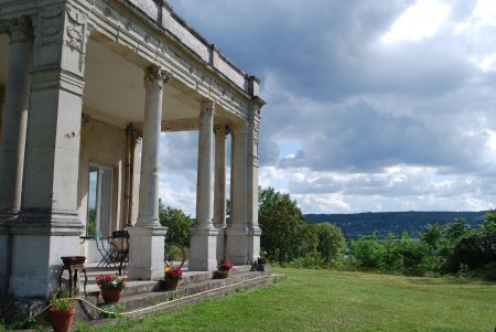 Colonnade et Panorama au Chateau de La Madeleine