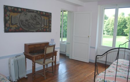 La petite chambre de la suite du Baron Thenard au Chateau de La Madeleine