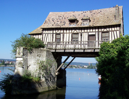 Le vieux moulin de Vernon, maison  colombages suspendue sur la Seine