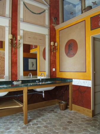 bathroom at chateau de bonnemare